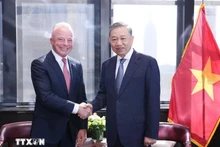 El máximo dirigente del país indochino, To Lam (a la derecha), y el presidente de Boeing Global, Brendan Nelson. (Fuente: VNA) 