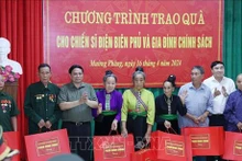 El primer ministro de Vietnam, Pham Minh Chinh, se reúne con familiares de soldados que lucharon en la campaña de Dien Bien Phu y beneficiarios de políticas sociales de la provincia de Dien Bien. (Foto: VNA)