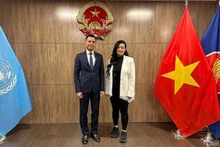 El embajador Dang Hoang Giang, jefe de la misión permanente de Vietnam ante la ONU, recibe a Amanda Nguyen, la primera mujer de origen vietnamita que volará al espacio. (Foto: VNA)