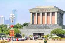 Visitan el mausoleo del Presidente Ho Chi Minh. (Foto: VNA)
