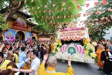 Las reliquias sagradas de Buda, reconocidas como tesoro nacional de la India, fueron recibidas con ceremonia en la pagoda Quan Su de Hanói la tarde del 13 de mayo. (Foto: VNA)