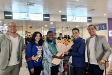 La delegación de FIFA, encabezada por la directora del programa de fútbol escolar, Fatimata Sow Ep. Sidibe, llega a Vietnam. 