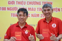 Tran Minh Men (a la izquierda) en una donación de sangre en Hanoi (Fuente: VNA)