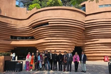 Periodistas tailandeses visitan aldea de cerámica Bat Trang 