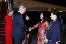 El rey Felipe (izq.) y la reina Matilde de Bélgica fueron recibidos en el Aeropuerto Internacional de Noi Bai el 31 de marzo. (Foto: VNA) 