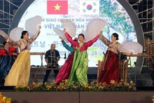 Artistas vietnamitas actuán en traje tradicional sucoreano (Fuente: VNA)