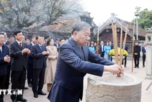 El secretario general del Partido Comunista de Vietnam (PCV), To Lam, rinde homenaje a los reyes Dinh Tien Hoang y Le Dai Hanh. (Foto: VNA)