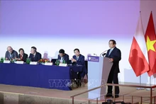 El primer ministro Pham Minh Chinh asiste al Foro Empresarial Polonia-Vietnam (Fuente: VNA)
