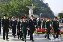 Los oficiales visitan la línea de demarcación fronteriza entre Vietnam y China. (Foto: qdnd.vn)