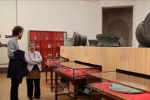 En la sala de exhibición de artefactos de Vietnam (Foto: VNA)