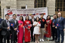 El embajador Dang Hoang Giang (sexto desde la derecha) y funcionarios de la Misión Permanente de Vietnam ante las Naciones Unidas asisten a la ceremonia de izamiento de la bandera. (Foto: VNA)