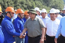 [Foto] Premier vietnamita inspecciona proyectos clave de transporte en Lang Son y Cao Bang