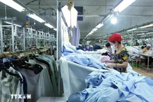 Los trabajadores confeccionan prendas de vestir para la exportación. (Foto: VNA)
