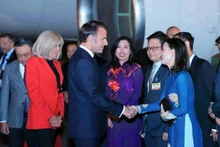 El presidente francés, Emmanuel Macron, y su espoa, son recibidos en el Aeropuerto Internacional de Noi Bai de Hanói.