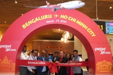 Gerentes de la aerolínea vietnamita Vietjet realizan la ceremonia de apertura de la ruta Ciudad Ho Chi Minh - Bangalore. (Fuente: VNA)