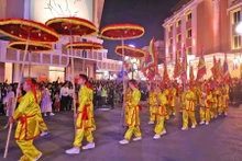Desfile en el Festival de Diseño Creativo de Hanói 2024 (Foto: https://hanoimoi.vn/)