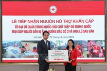 El embajador chino en Vietnam, He Wei, entrega la donación a la presidenta de la Cruz Roja de Vietnam, Bui Thi Hoa. (Foto: VNA)