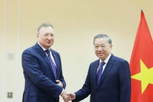 El secretario general del Partido Comunista de Vietnam, To Lam (derecha) y Sergei Ivanovich Kudryashov, director general de Zarubezhneft (Fuente: VNA)