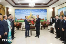 El embajador de Vietnam en Laos, Nguyen Minh Tam, entrega una canasta de flores del secretario general del Partido Comunista de Vietnam, To Lam, felicitando el 70º aniversario de la fundación del Partido Revolucionario Popular Lao. (Fuente: VNA)