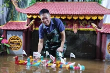 El artista Phan Thanh Liem y su escenario de marionetas acuáticas en miniatura.