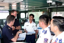 El grupo de trabajo ambas partes intercambia experiencias sobre la lucha contra el contrabando en el mar. (Foto: qdnd.vn)