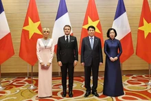 El presidente vietnamita, Luong Cuong, su homólogo francés, Emmanuel Macron, y sus esposas en el banquete en Hanói el 26 de mayo (Foto: VNA) 