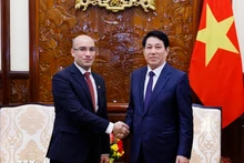 El presidente de Vietnam, Luong Cuong, recibe en Hanói al embajador saliente de Argelia, Sofiane Chaib (Fuente: VNA)