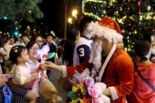 Atmosfera de alegría impera en Ciudad Ho Chi Minh en víspera de Navidad