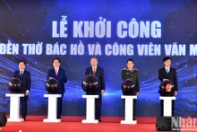 El secretario general del Partido Comunista de Vietnam, To Lam (centro), y funcionarios dan inicio a la construcción del Templo de Ho Chi Minh y el parque de Van Mieu en la ciudad de Bac Ninh.