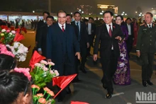 El ex secretario general Nong Duc Manh, el presidente de la Asamblea Nacional, Vuong Dinh Hue, y delegados asisten al evento. 