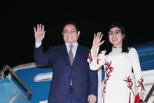 El primer ministro Pham Minh Chinh y su esposa partieron de Hanói para asistir a la 54ª Reunión Anual del Foro Económico Mundial (FEM-54) en Davos, Suiza, y realizar visitas oficiales a Hungría y Rumania. (Foto: VNA)