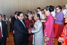 [Foto] Premier vietnamita asiste a conferencia en honor a personas con méritos revolucionarios