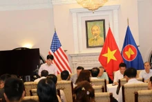 El ministro de Industria y Comercio Nguyen Hong Dien, jefe de la delegación negociadora del Gobierno, preside una reunión con representantes de los miembros de la delegación negociadora y los departamentos pertinentes antes y después del primer día de trabajo. (Foto: moit.gov.vn)
