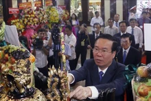 Vo Van Thuong, presidente de Vietnam, coloca inciensos en el altar (Fuente: VNA)