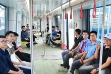 Los habitantes de la capital pasan un buen rato en la línea de metro Nhon-Hanoi