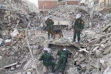 Socorristas vietnamitas en el trabajo de búsqueda y rescate en Turquía (Foto: VNA)