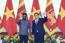 El primer ministro de Vietnam, Pham Minh Chinh (derecha) recibe al presidente de Sri Lanka, Anura Kumara Diíanayaka.