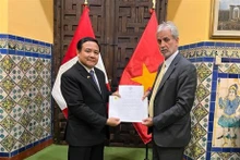 El embajador de Vietnam, Bui Van Nghi, entregó una copia de las Cartas Credenciales del presidente Vo Van Thuong al director del Departamento de Protocolo del Ministerio de Relaciones Exteriores del Perú, Jaime Cacho-Sousa Velázquez, (Fuente:VNA)