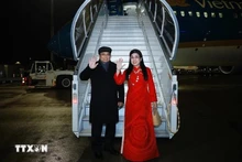 El primer ministro de Vietnam, Pham Minh Chinh, y su esposa regresan a Hanói luego de concluir con éxito su gira europea (Fuente: VNA)