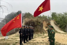 Participantes vietnamitas y chinos en la actividad. (Fotografía: VNA)