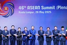 El primer ministro Pham Minh Chinh y líderes de los países de la Asean y Timor Leste participan en la sesión plenaria de la 46 Cumbre de la Asean. (Fuente: VNA)