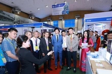 El viceministro de Salud, Tran Van Thuan, visita un stand en la exposición. (Foto: VNA)