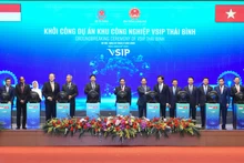 Los primeros ministros de Vietnam, Pham Minh Chinh, y de Singapur, Lawrence Wong, asistieron este martes a la ceremonia de colocación de la primera piedra del Parque Industrial Vietnam-Singapur Thai Binh (VSIP Thai Binh) (Fuente: VNA)