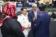 El contraalmirante de la Flota Occidental de la Marina Real de Malasia, Shamsuddin Bin HJ Ludin, visita el stand de Viettel.