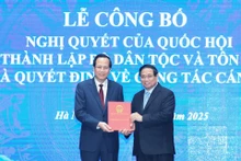 El primer ministro Pham Minh Chinh entregó la decisión de nombramiento del ministro de Asuntos Étnicos y Religiosos al camarada Dao Ngoc Dung. (Foto: VNA)