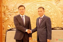 El secretario del Comité Central (CC) del Partido Comunista de Vietnam y jefe de su Comisión de Relaciones Exteriores, Le Hoai Trung (derecha), recibe a Zhao Shitong, ministro asistente del Departamento Internacional del CC del Partido Comunista de China. (Foto: qdnd.vn)