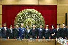El secretario general de la Asamblea Nacional de Vietnam, Bui Van Cuong, y su homólogo camboyano, Leng Peng Long, y delegados de ambas partes. (Foto: VNA)