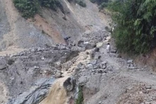 Un vía dañada por deslizamiento de tierra. (Fuente: VNA)