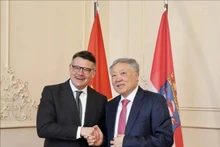 El ministro presidente del estado alemán de Hesse, Boris Rhein, recibe al viceprimer ministro permanente Nguyen Hoa Binh. (Foto: VNA) 