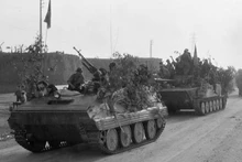 Las fuerzas de tanques blindados del ala noreste del ejército de liberación cruzaron la autopista de Bien Hoa, avanzando directamente hacia Saigón después de atacar y aniquilar el grupo defensivo de Bien Hoa. (Foto: VNA)